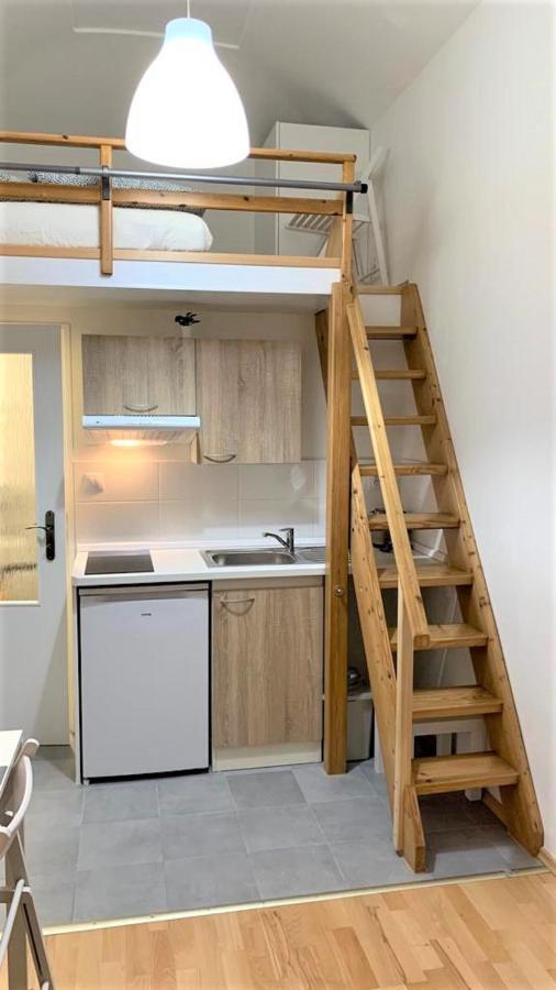 Side Street Apartments Прага Экстерьер фото
