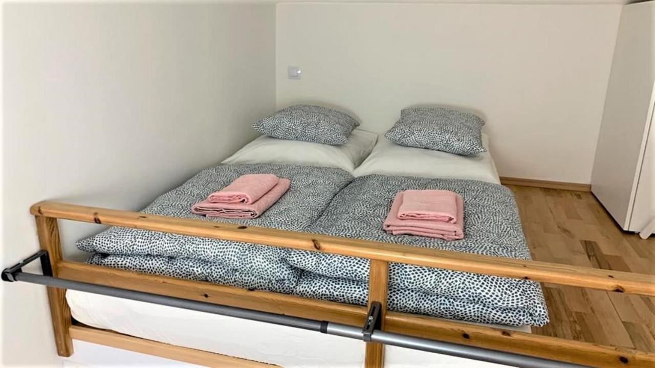 Side Street Apartments Прага Экстерьер фото
