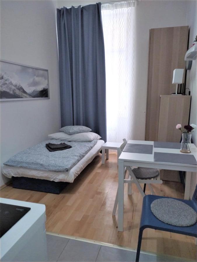 Side Street Apartments Прага Экстерьер фото