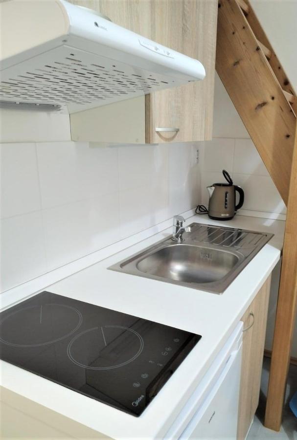 Side Street Apartments Прага Экстерьер фото