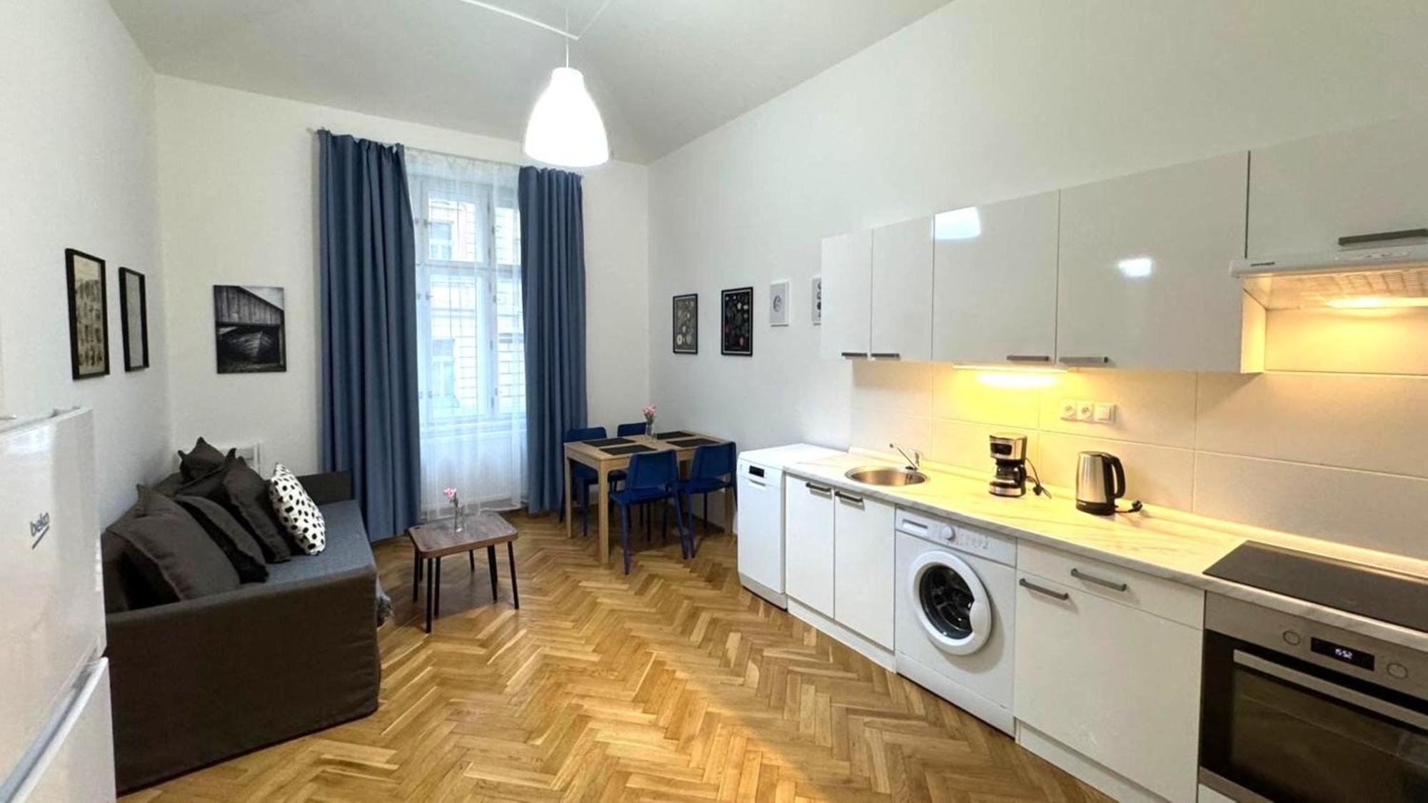 Side Street Apartments Прага Экстерьер фото