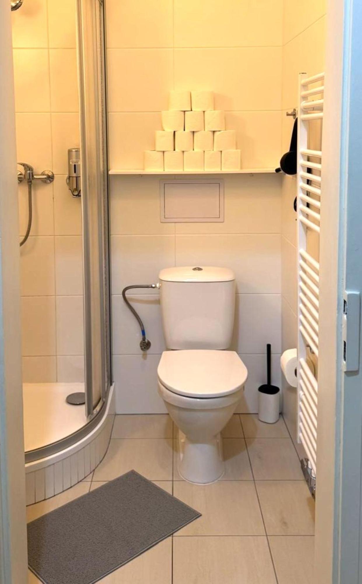 Side Street Apartments Прага Экстерьер фото