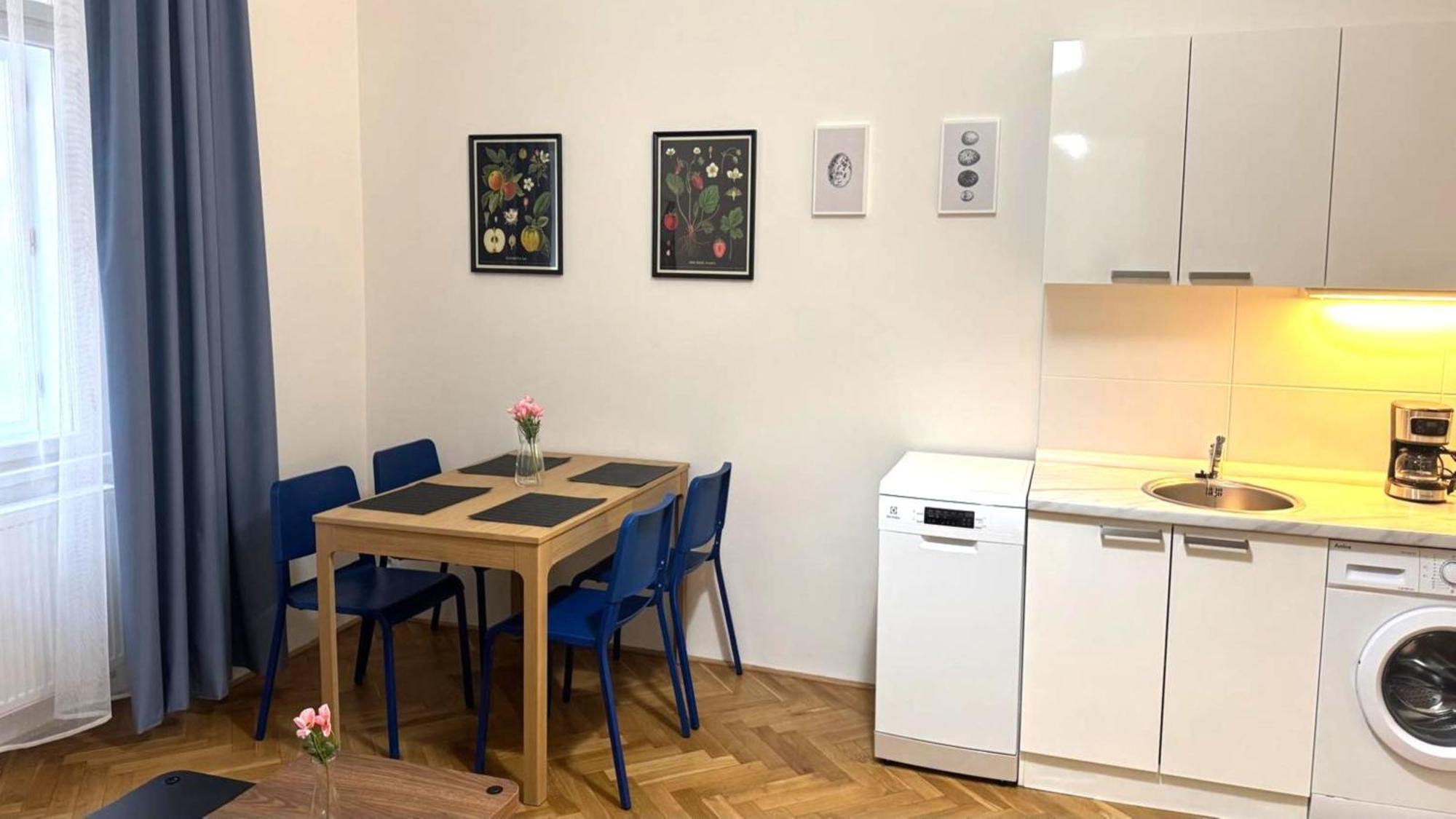 Side Street Apartments Прага Экстерьер фото