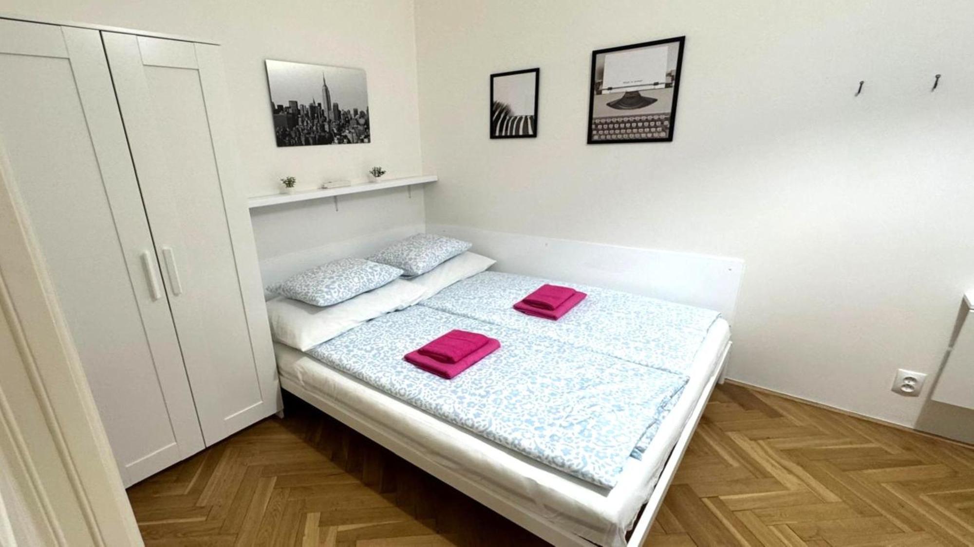 Side Street Apartments Прага Экстерьер фото