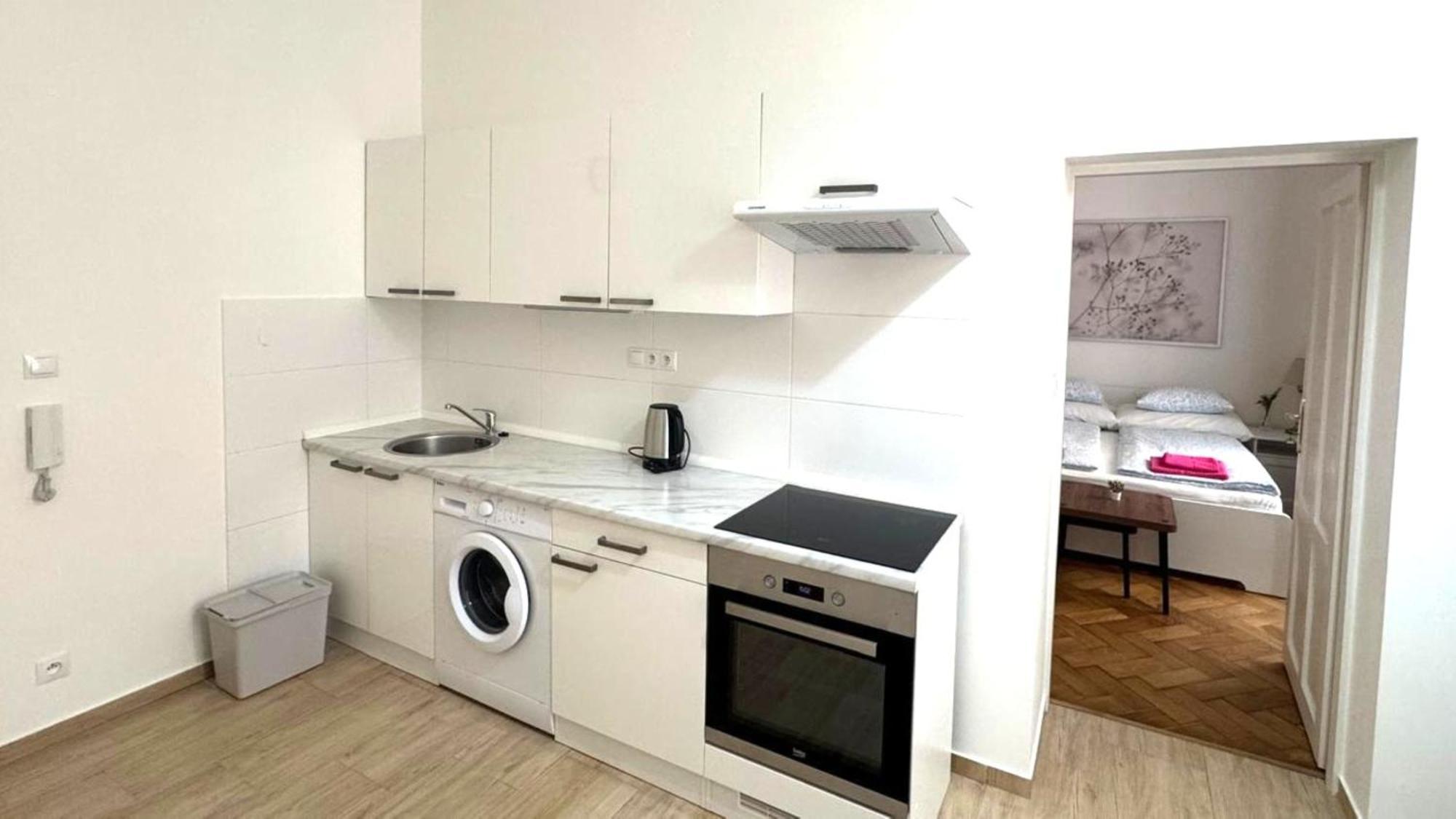 Side Street Apartments Прага Экстерьер фото
