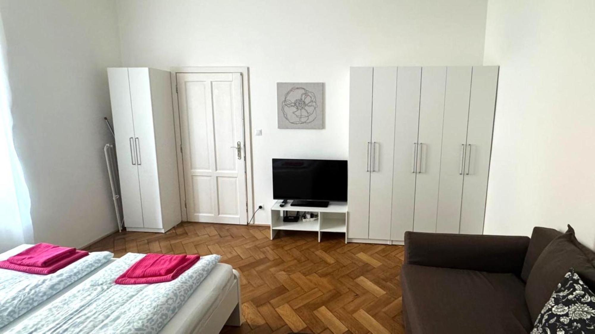 Side Street Apartments Прага Экстерьер фото