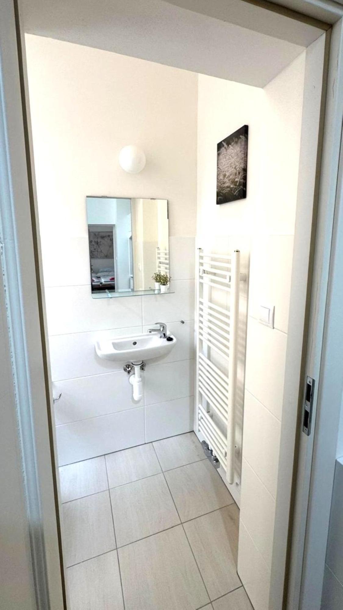 Side Street Apartments Прага Экстерьер фото