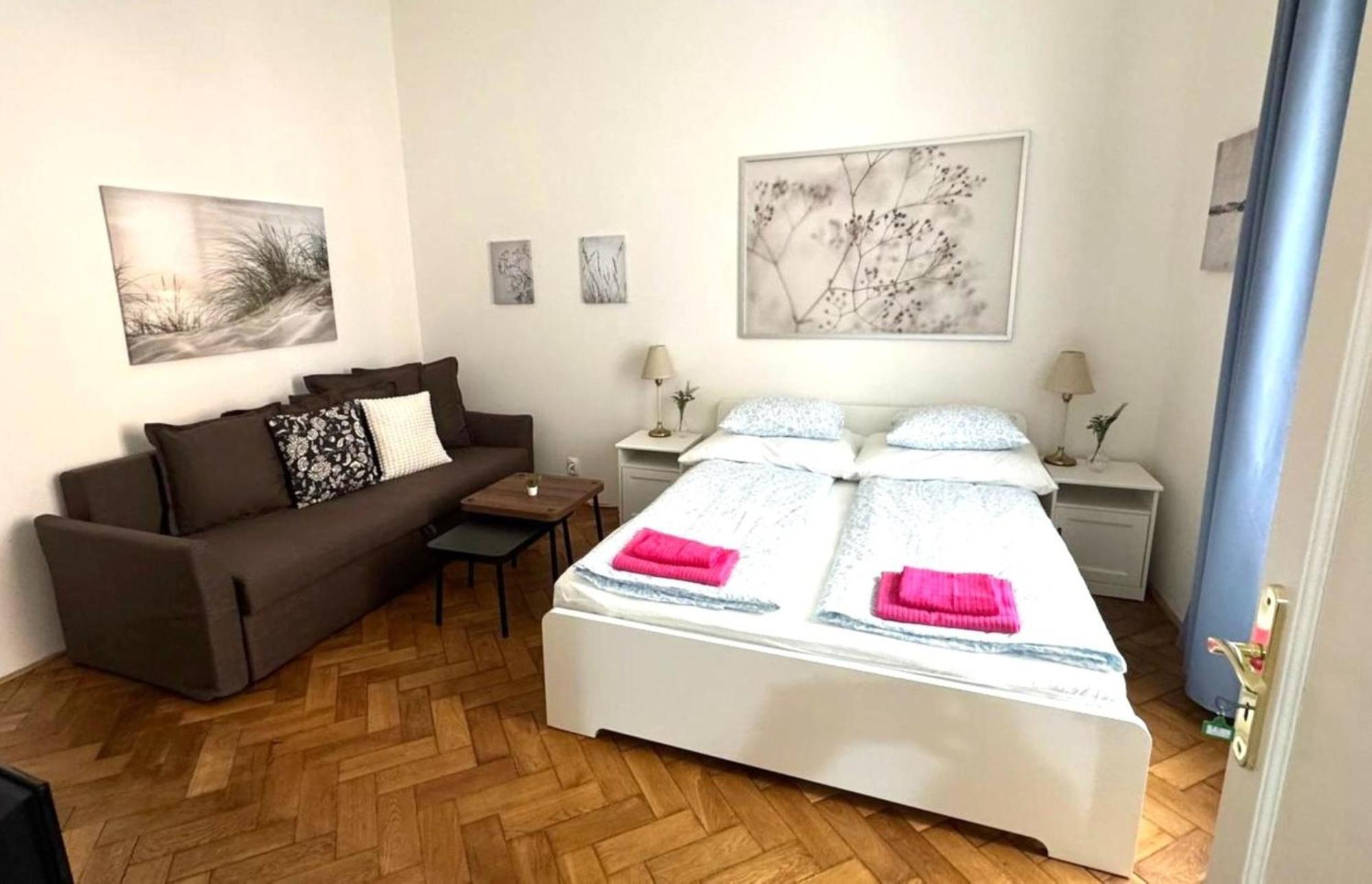 Side Street Apartments Прага Экстерьер фото
