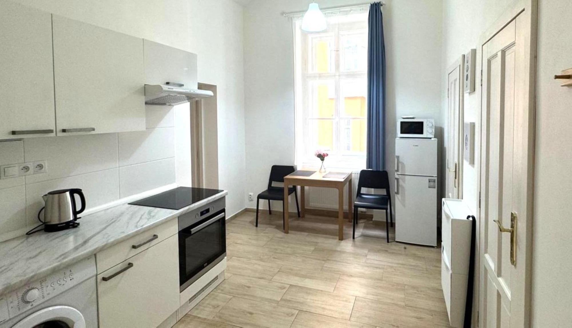 Side Street Apartments Прага Экстерьер фото