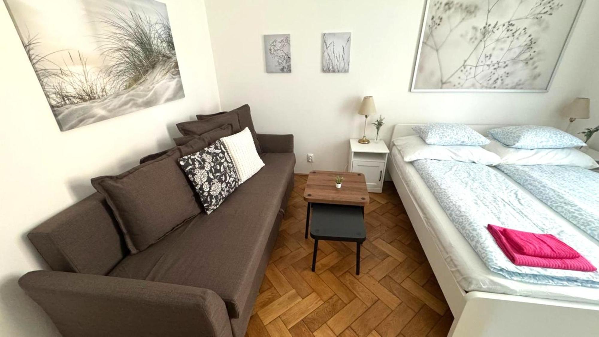 Side Street Apartments Прага Экстерьер фото