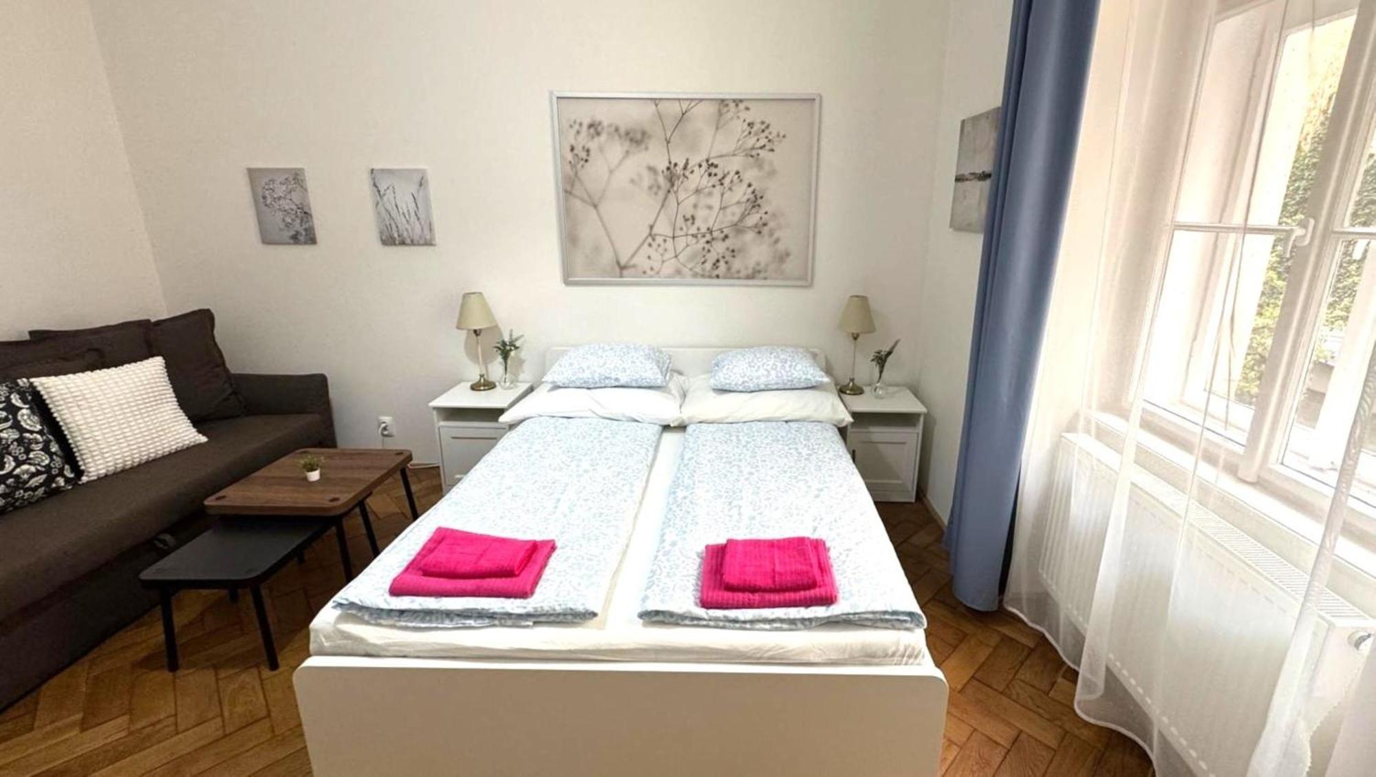 Side Street Apartments Прага Экстерьер фото