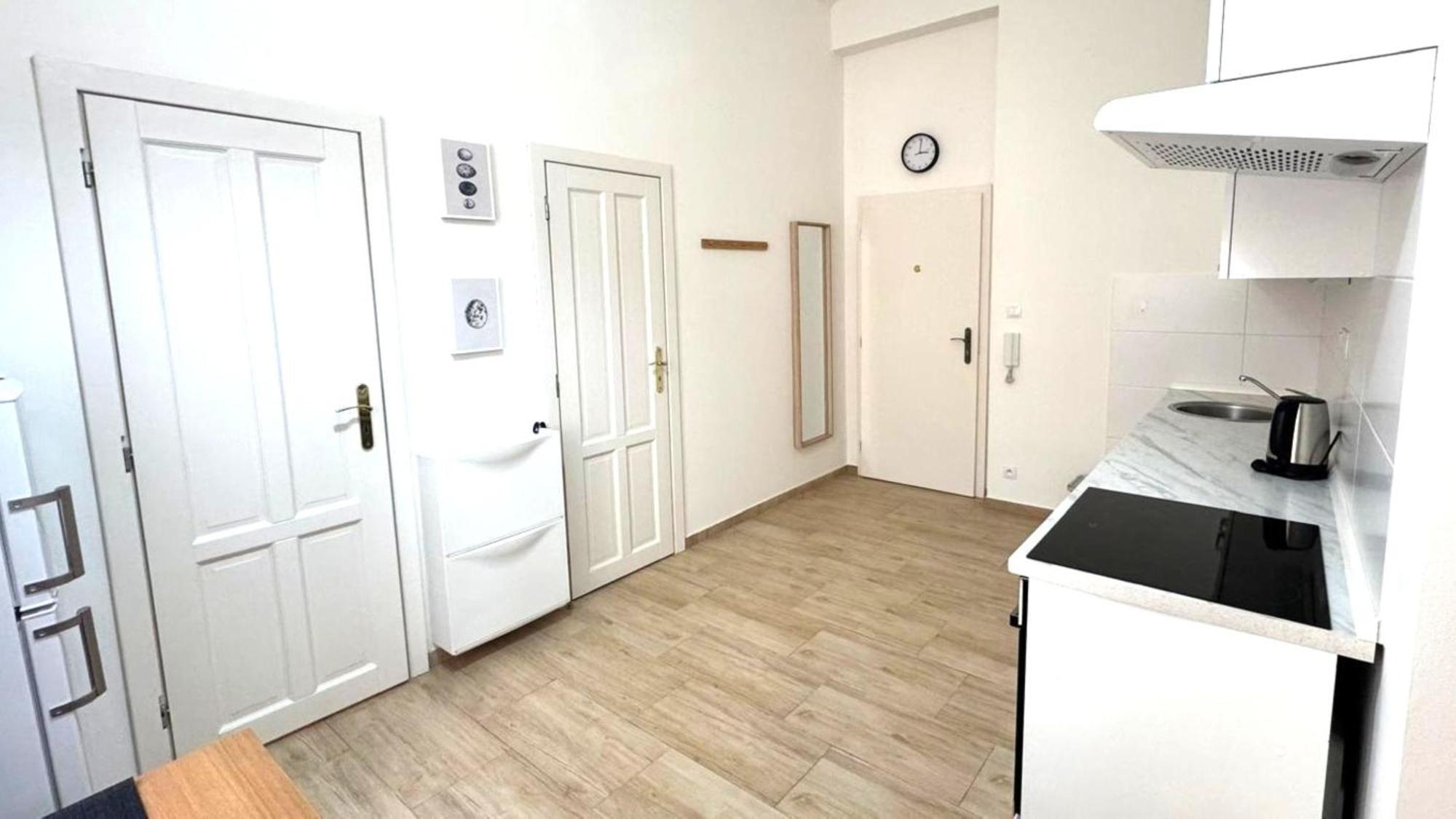 Side Street Apartments Прага Экстерьер фото