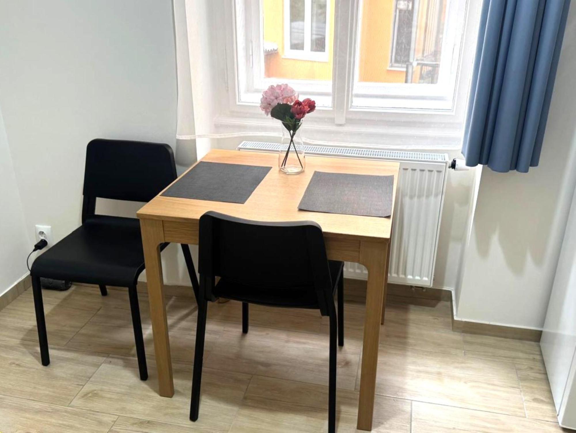 Side Street Apartments Прага Экстерьер фото
